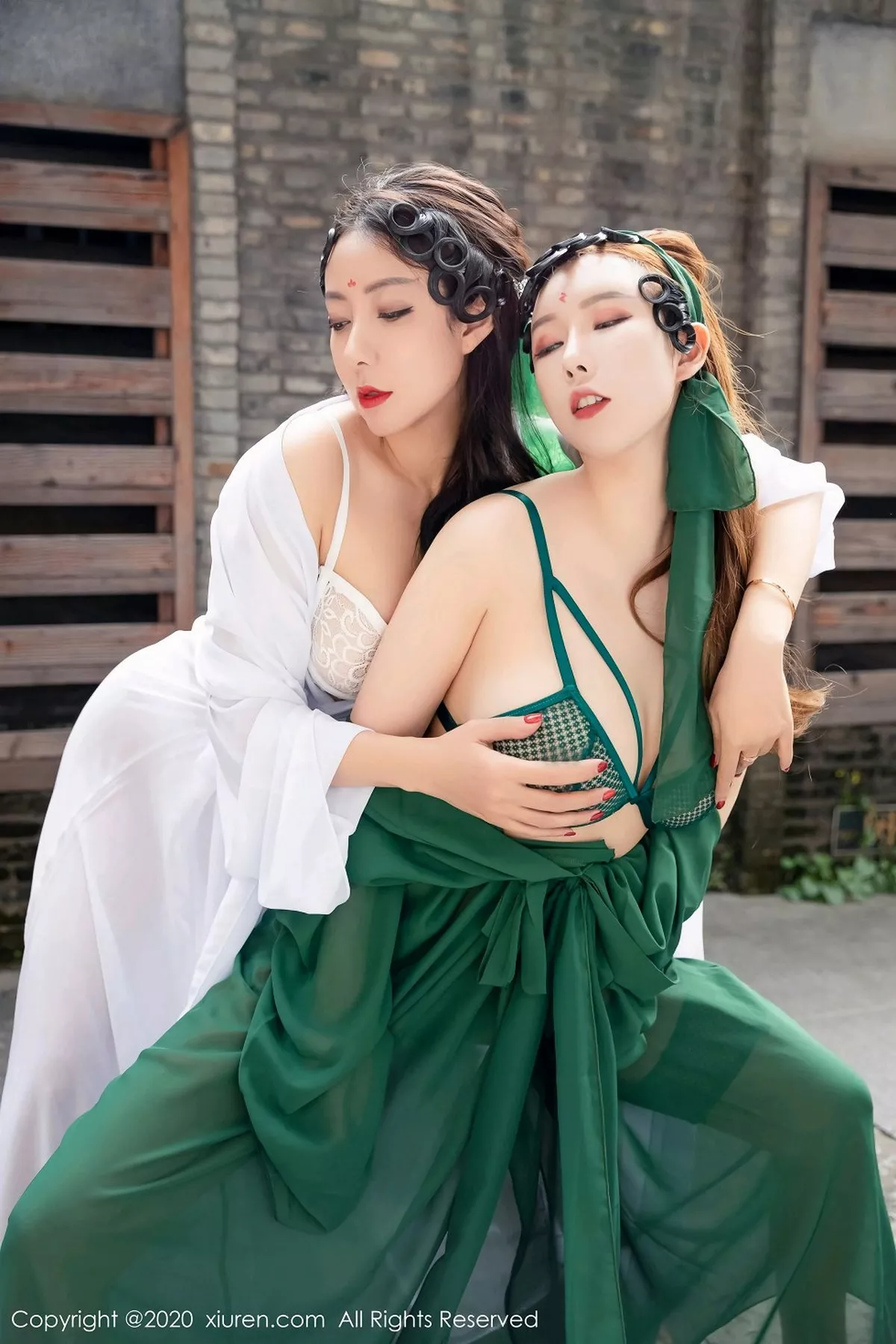 秀人集.com_[XiuRen秀人网]No.2913_女神尤妮丝＆果儿Victoria演绎青白蛇主题私房内衣诱惑写真57P