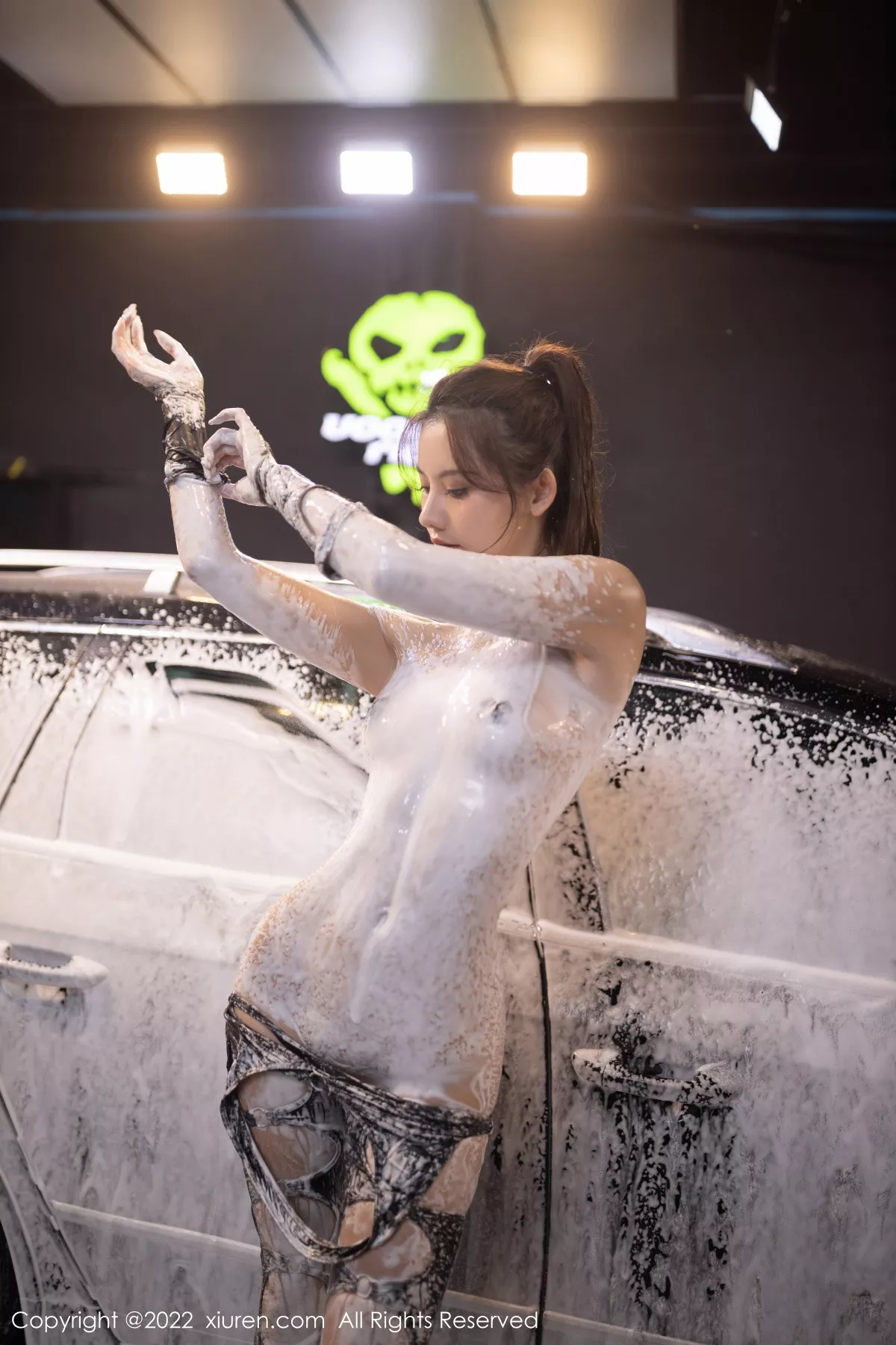 秀人集.com_[XiuRen秀人网]No.6072_模特就是阿朱啊洗车场景性感黑色服饰秀绝美身姿惹火诱惑写真90P