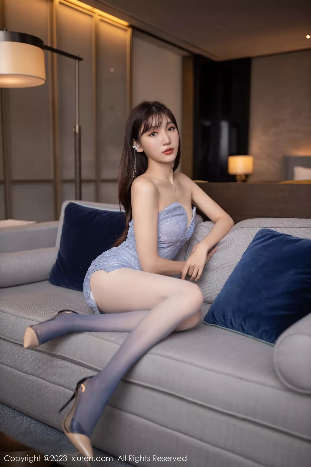 秀人集.com_[XiuRen秀人网]No.6531_模特陆萱萱性感蓝灰露肩连身裙配渐变丝袜秀完美身材诱惑写真81P