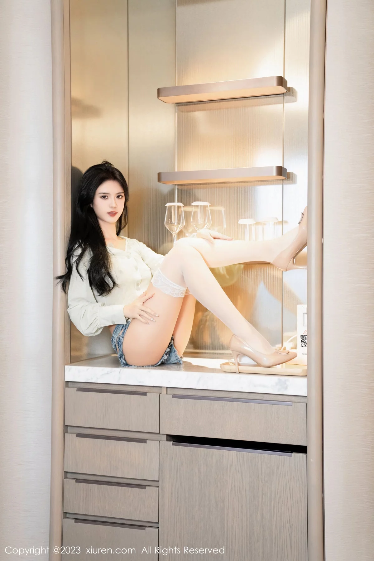 秀人集.com_[XiuRen秀人网]No.7874_模特浅浅Danny浅灰色上衣配超短牛仔裤半脱秀翘臀撩人诱惑写真59P