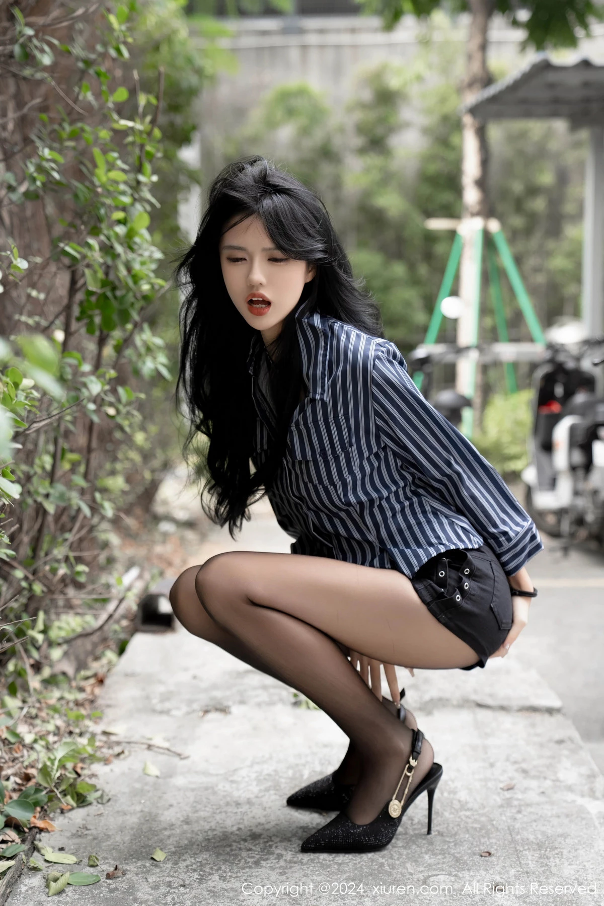 秀人集.com_[XiuRen秀人网]No.8011_模特浅浅Danny黑色条纹衬衫配短裙露性感黑色情趣内衣诱惑写真70P