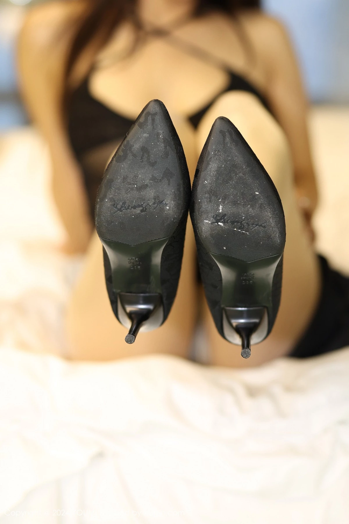 秀人集.com_[YouMi尤蜜荟]Vol.1039_新人模特菲儿beauty黑色吊带连衣裙配白丝袜秀丰满身材诱惑写真61P