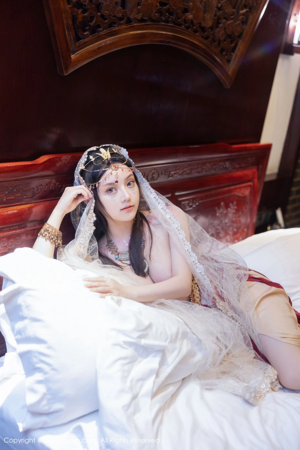 秀人集.com_[XiuRen秀人网]No.8349_模特豆瓣酱性感红色薄纱西域服饰半脱秀丰腴身材撩人诱惑写真82P