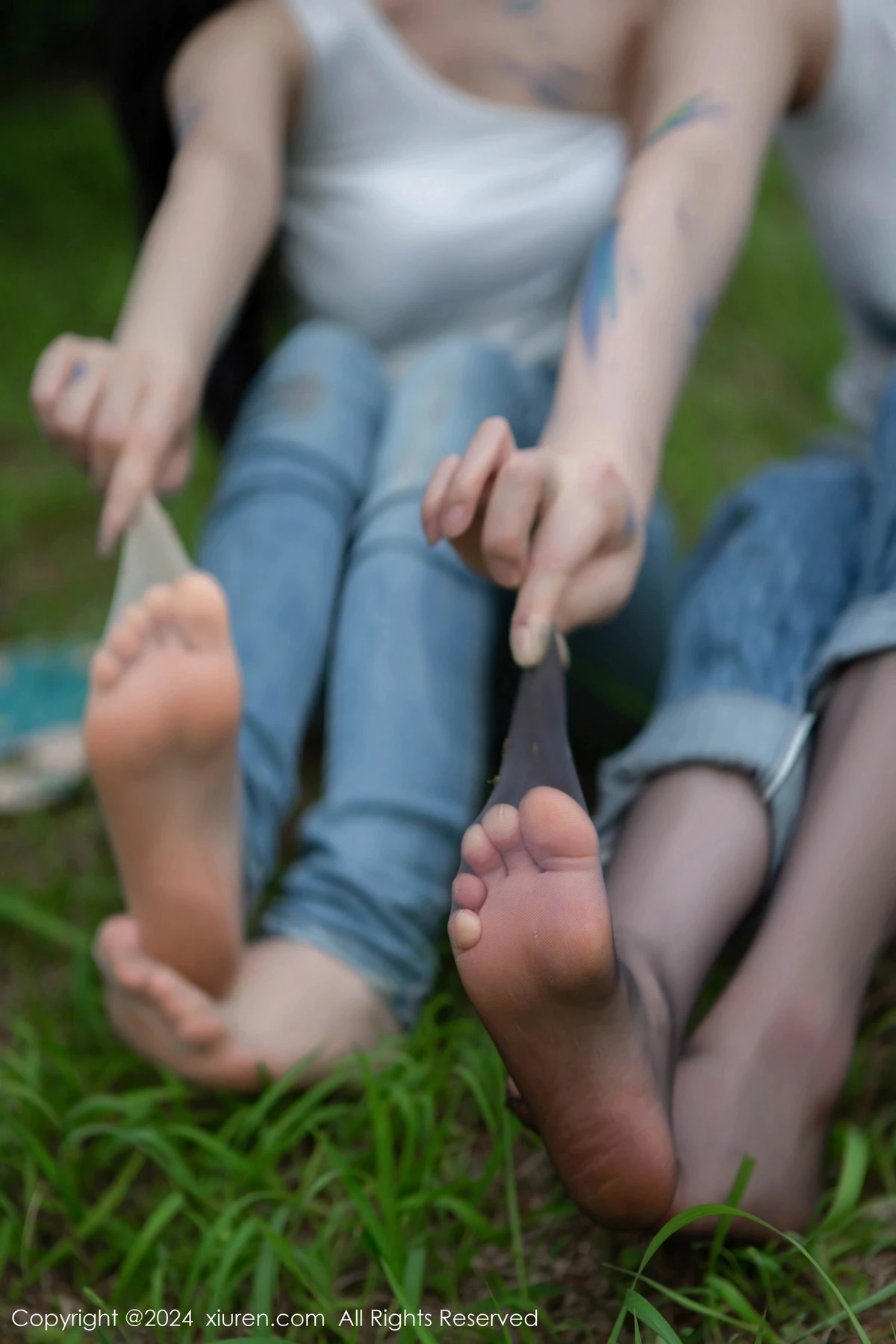 秀人集.com_[XiuRen秀人网]No.8638_模特合集豆瓣酱户外性感白T配牛仔裤露超薄丝袜秀美腿诱惑写真73P