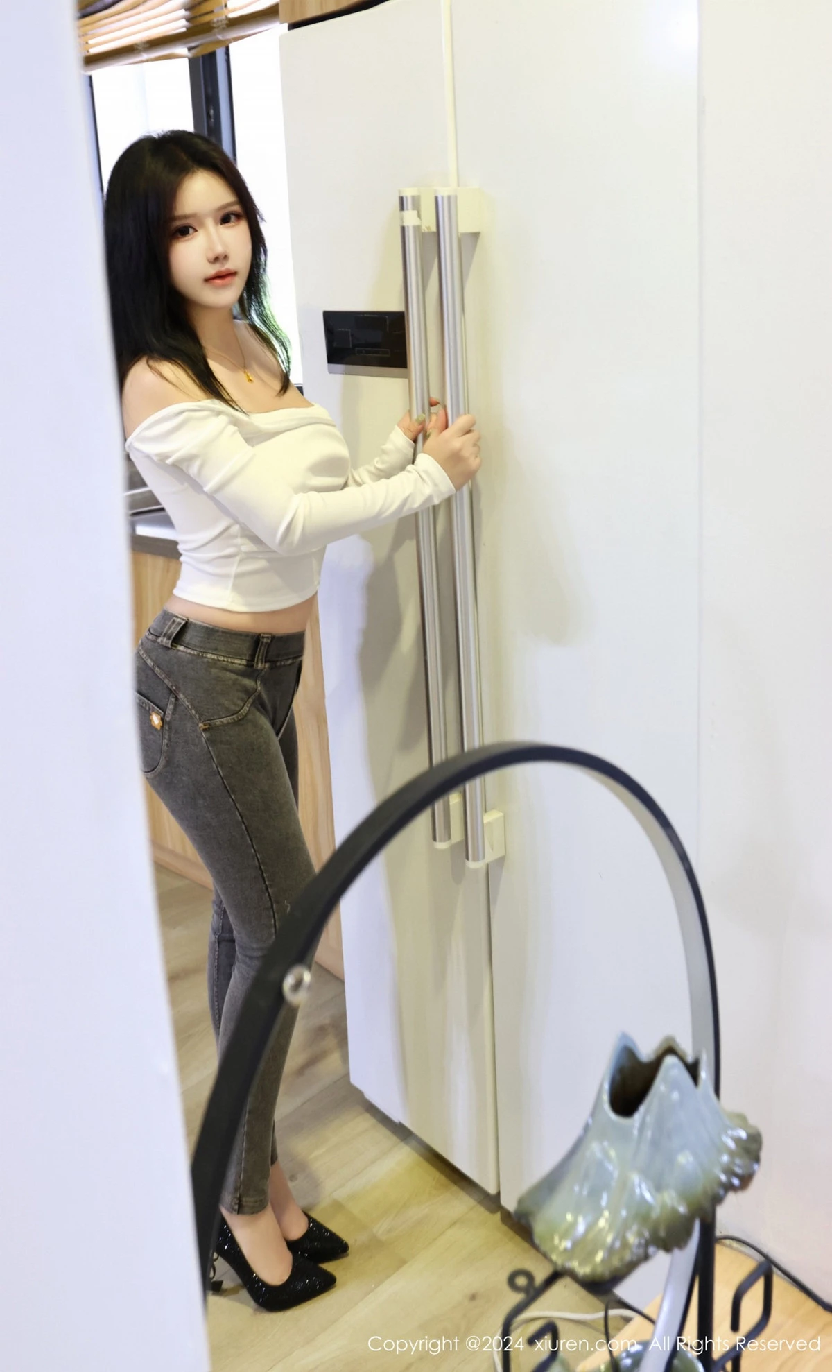 秀人集.com_[XiuRen秀人网]No.8853_模特小薯条nienie性感白色T恤配露臀牛仔裤秀完美身材诱惑写真78P