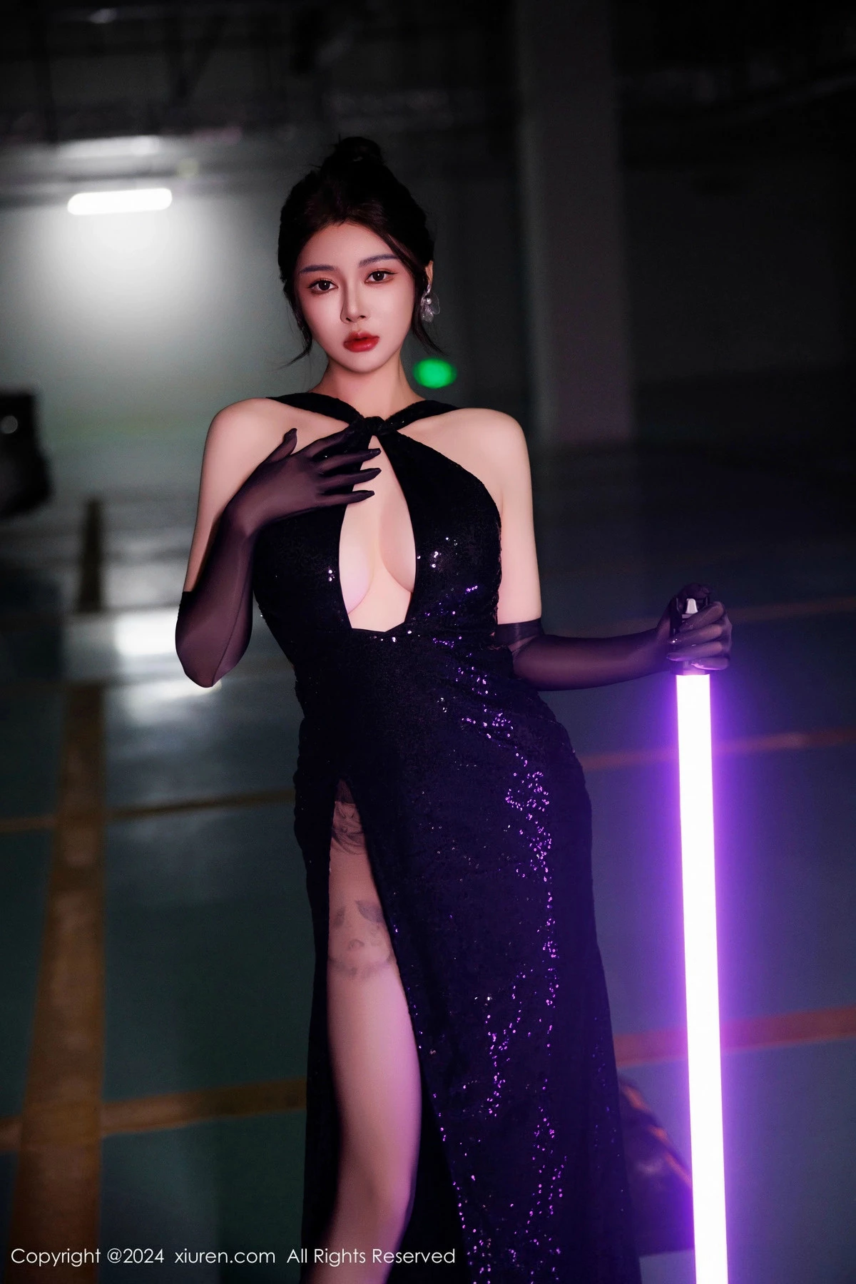 秀人集.com_[XiuRen秀人网]No.9512_模特凯竹Quinn性感黑色连衣裙配黑丝袜秀丰腴身材撩人诱惑写真82P