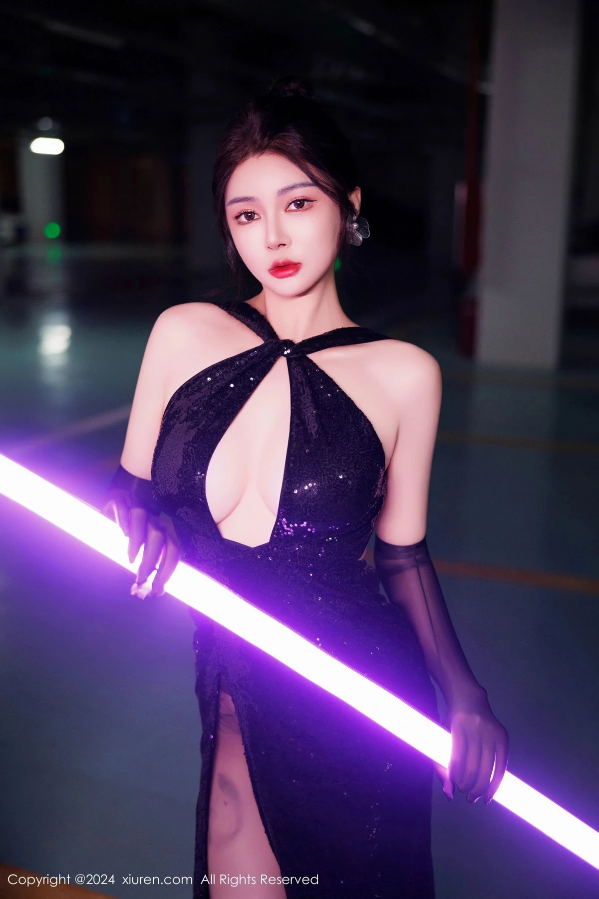 秀人集.com_[XiuRen秀人网]No.9512_模特凯竹Quinn性感黑色连衣裙配黑丝袜秀丰腴身材撩人诱惑写真82P