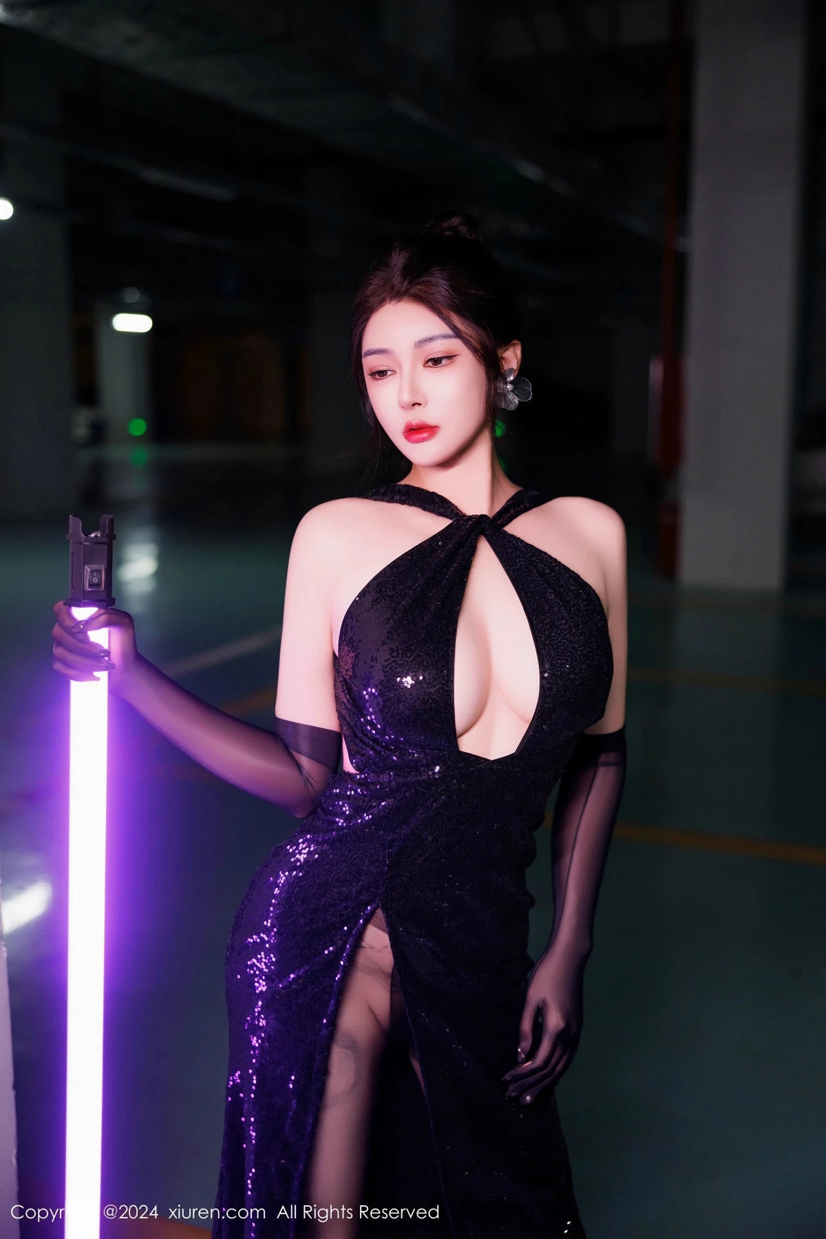 秀人集.com_[XiuRen秀人网]No.9512_模特凯竹Quinn性感黑色连衣裙配黑丝袜秀丰腴身材撩人诱惑写真82P