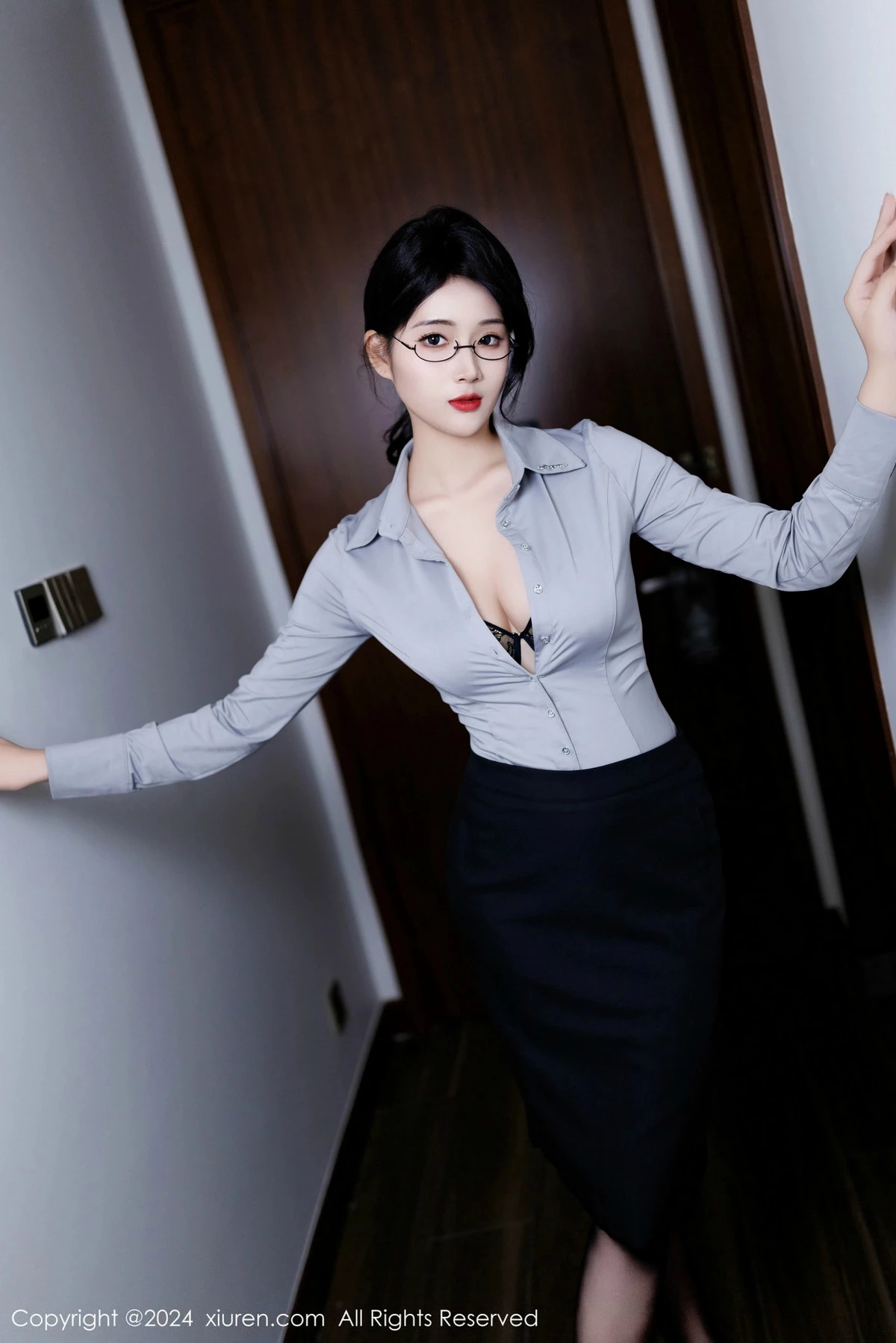 秀人集.com_[XiuRen秀人网]No.9567_新人模特南乔灰色OL服饰露性感内衣配黑丝吊袜秀美腿诱惑写真90P