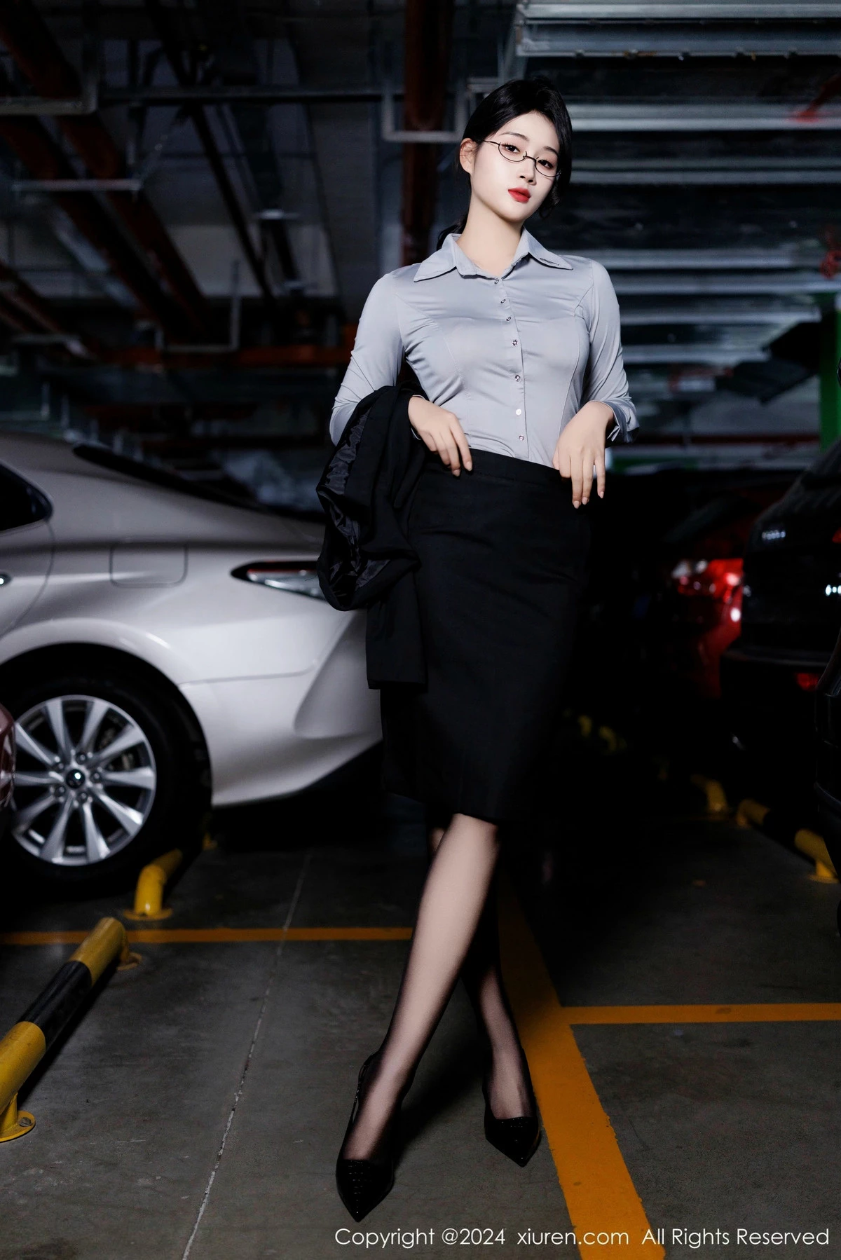 秀人集.com_[XiuRen秀人网]No.9567_新人模特南乔灰色OL服饰露性感内衣配黑丝吊袜秀美腿诱惑写真90P