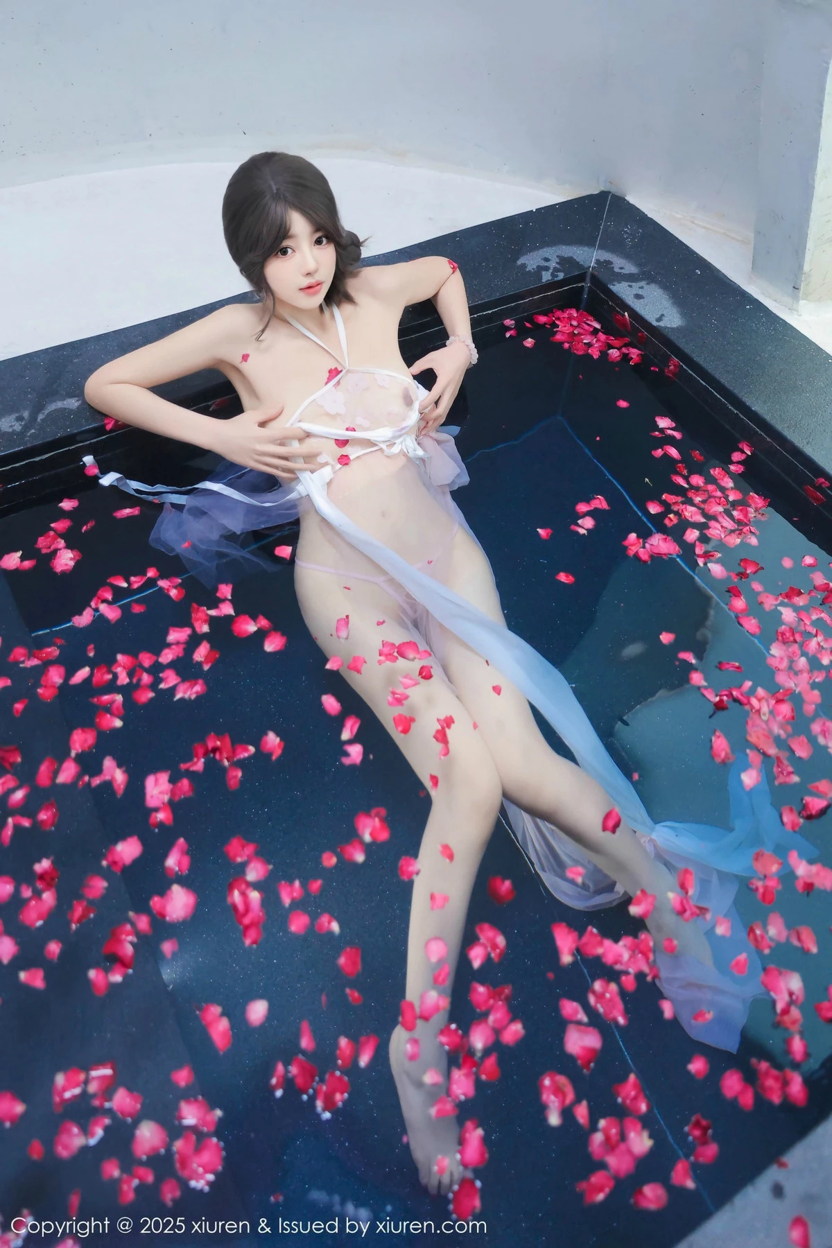 秀人集.com_[XiuRen秀人网]No.9778_模特桃妖夭浴池场景性感白色薄纱服饰花瓣浴秀惹火身材诱惑写真102P