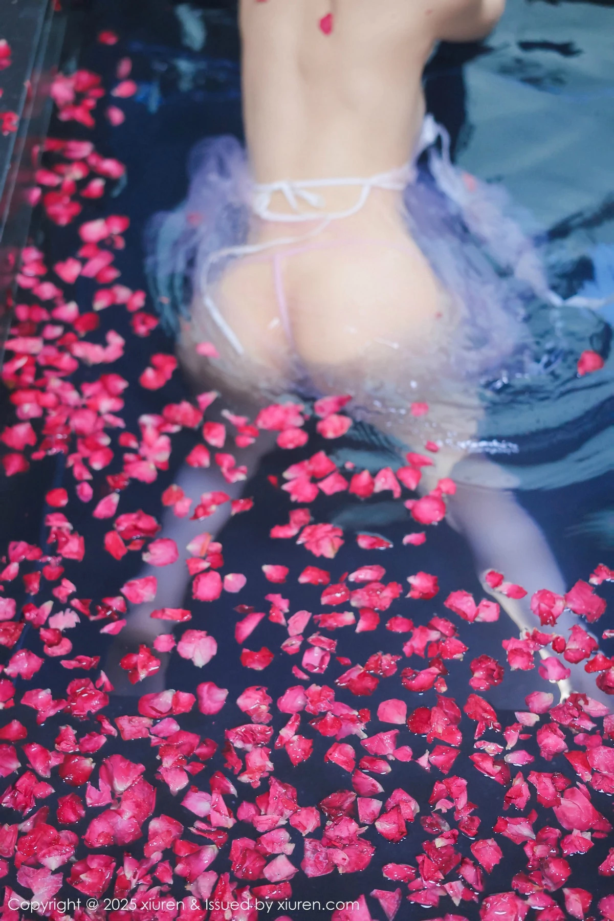 秀人集.com_[XiuRen秀人网]No.9778_模特桃妖夭浴池场景性感白色薄纱服饰花瓣浴秀惹火身材诱惑写真102P