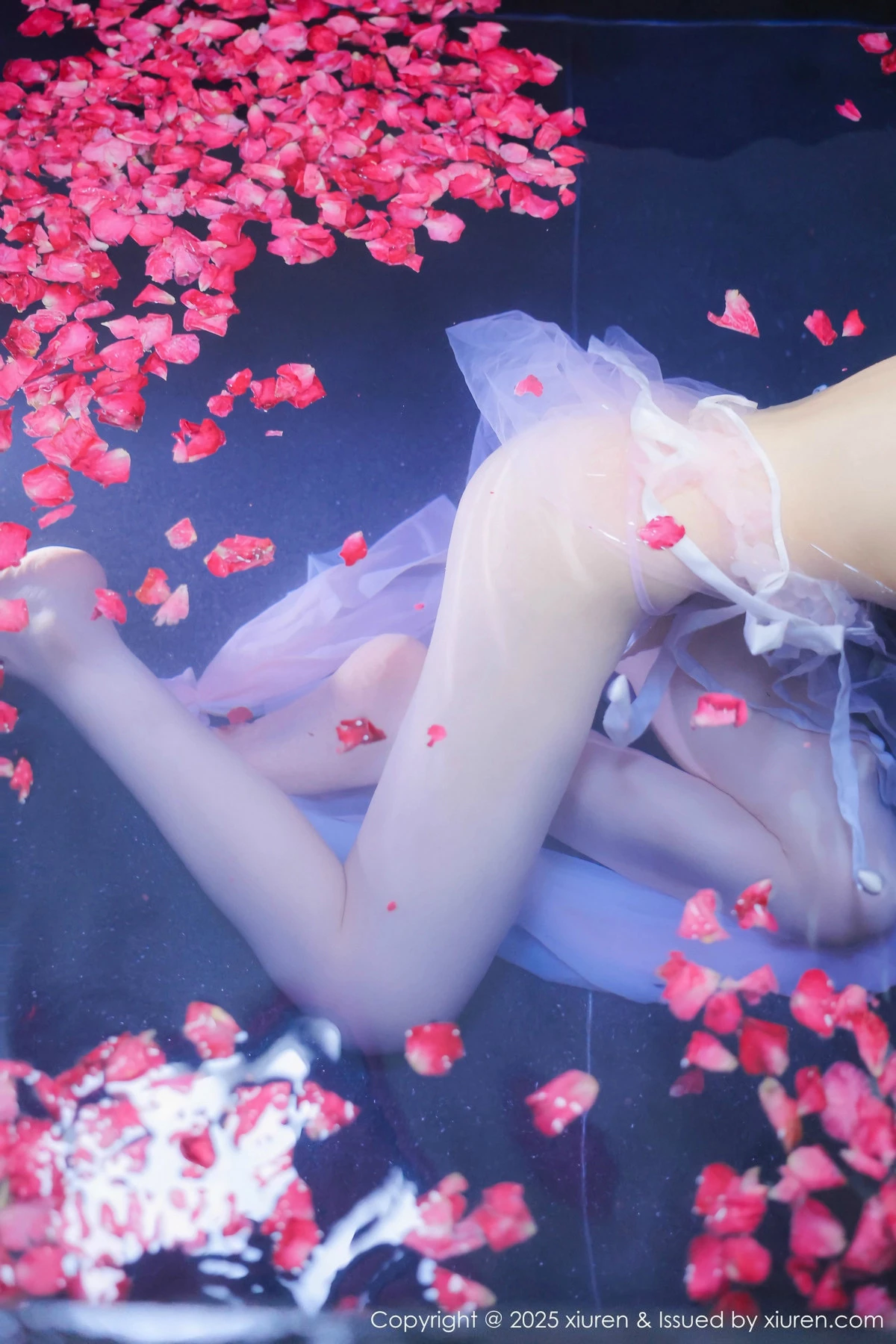 秀人集.com_[XiuRen秀人网]No.9778_模特桃妖夭浴池场景性感白色薄纱服饰花瓣浴秀惹火身材诱惑写真102P