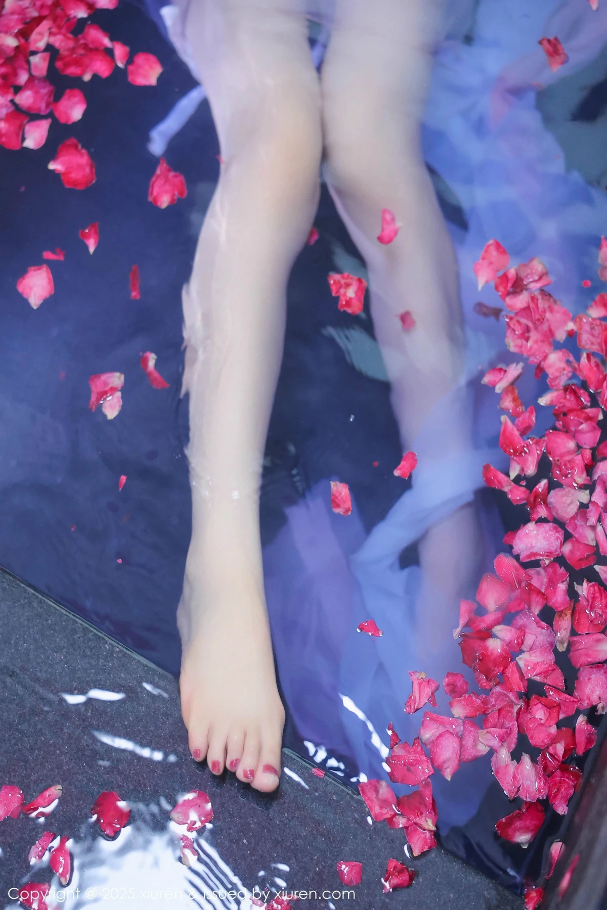 秀人集.com_[XiuRen秀人网]No.9778_模特桃妖夭浴池场景性感白色薄纱服饰花瓣浴秀惹火身材诱惑写真102P