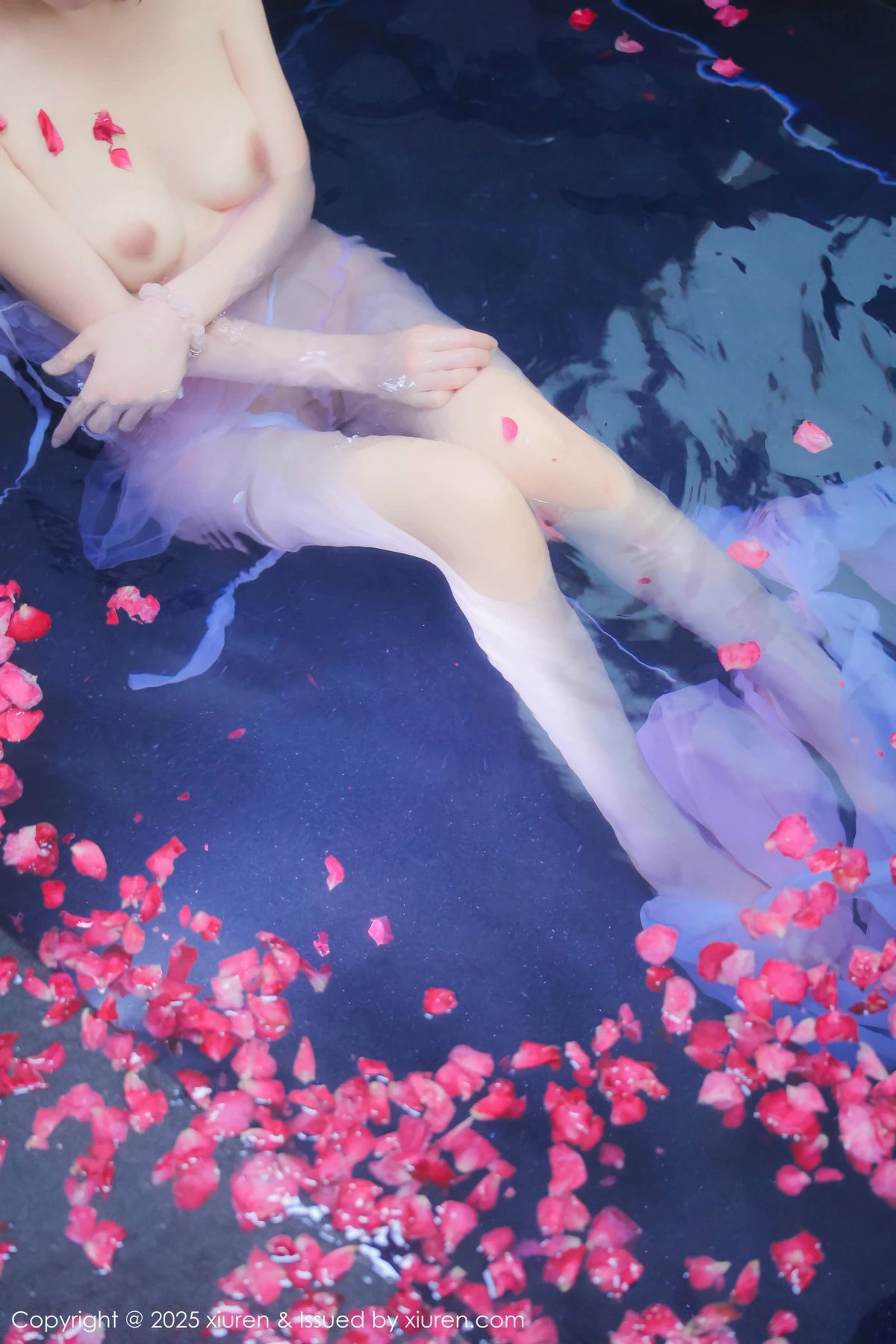 秀人集.com_[XiuRen秀人网]No.9778_模特桃妖夭浴池场景性感白色薄纱服饰花瓣浴秀惹火身材诱惑写真102P