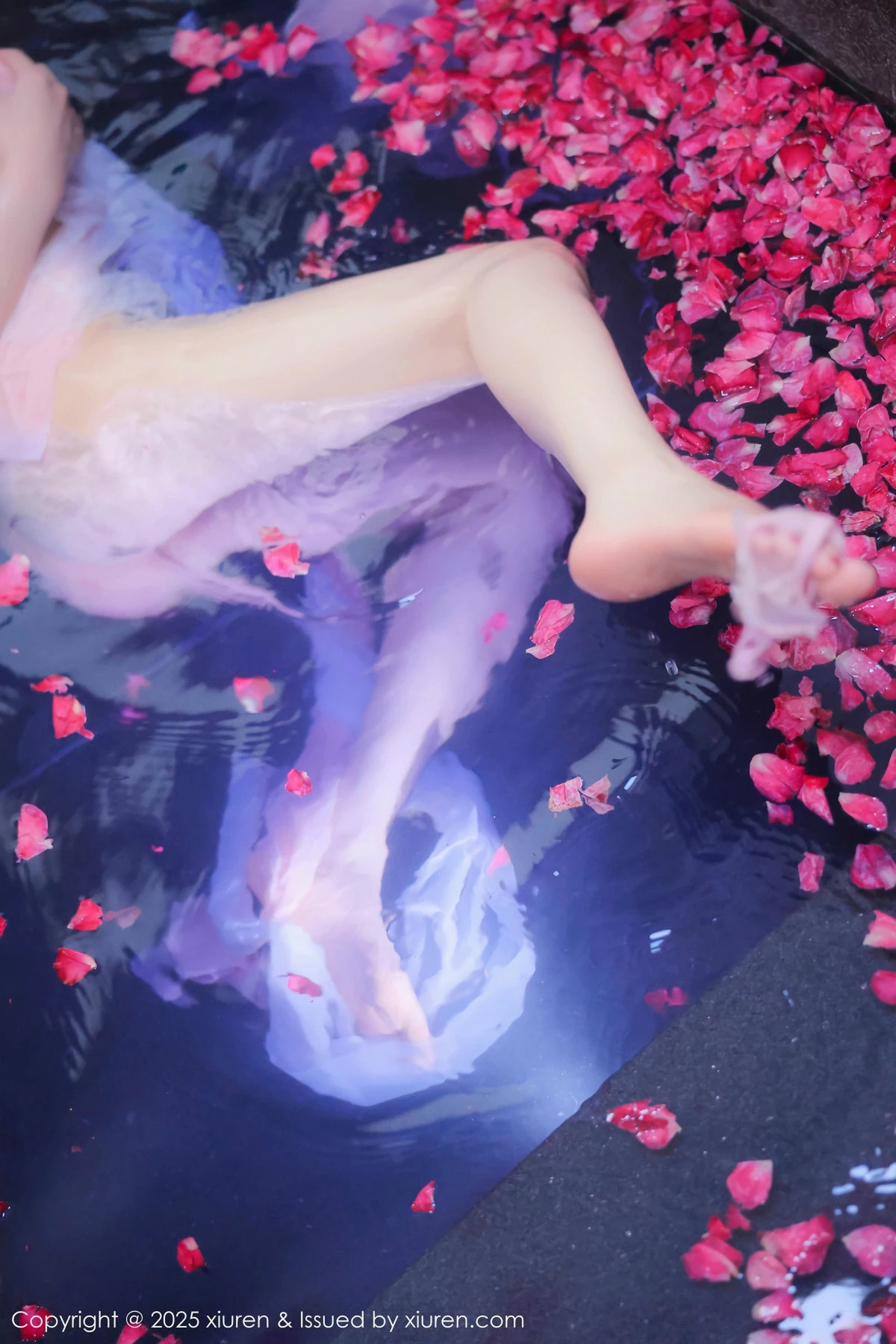 秀人集.com_[XiuRen秀人网]No.9778_模特桃妖夭浴池场景性感白色薄纱服饰花瓣浴秀惹火身材诱惑写真102P