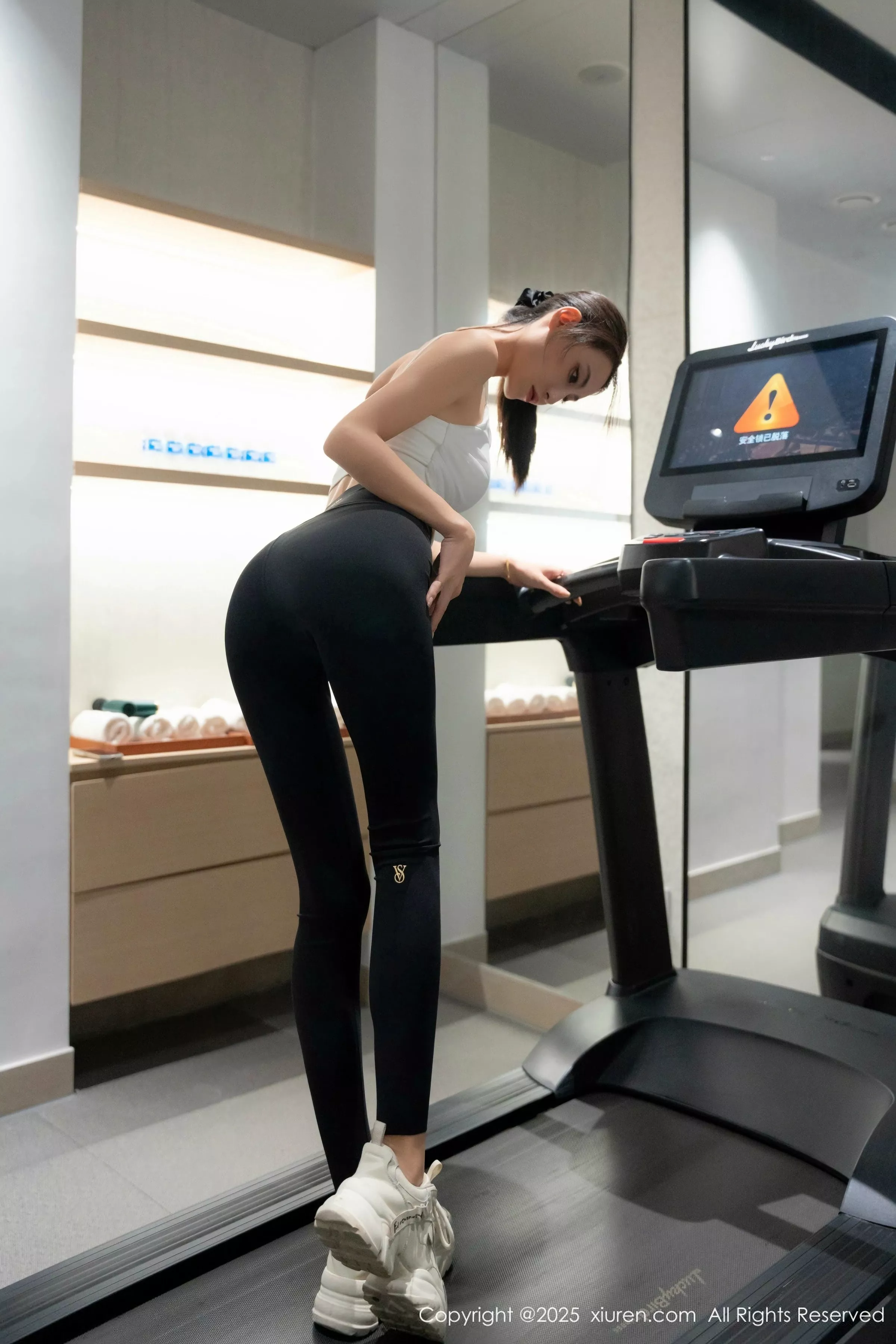 秀人集.com_[XiuRen秀人网]No.10239_模特Lingyu69健身房场景性感紧身瑜伽服饰秀丰腴身材诱惑写真58P