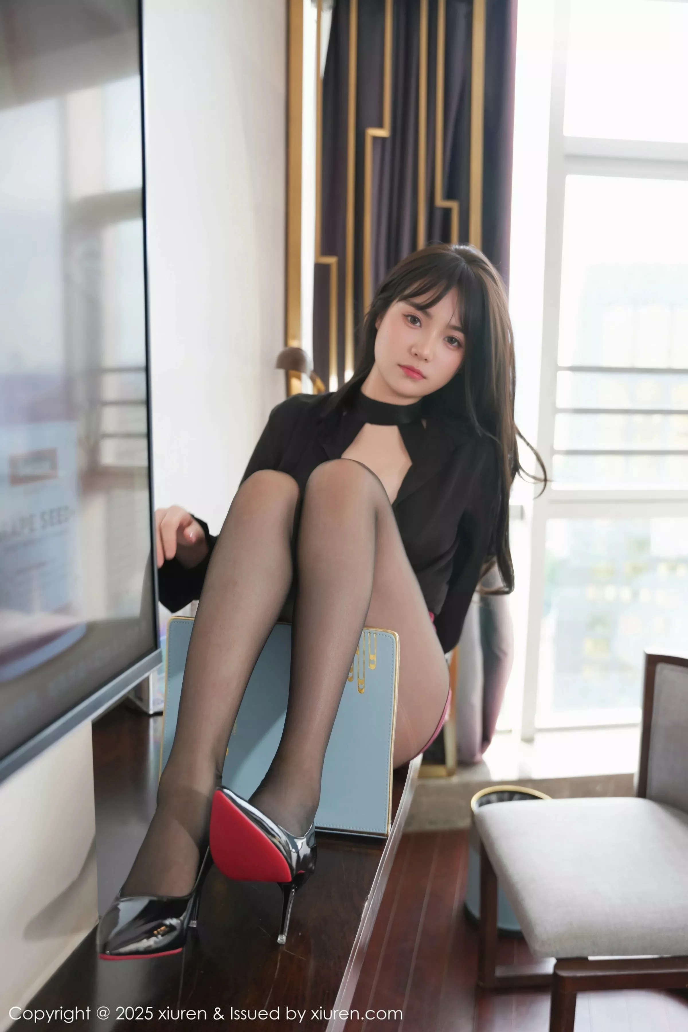 秀人集.com_[XiuRen秀人网]No.10527_模特软情性感黑色制服配红色短裙露超薄黑丝秀曼妙身姿诱惑写真66P