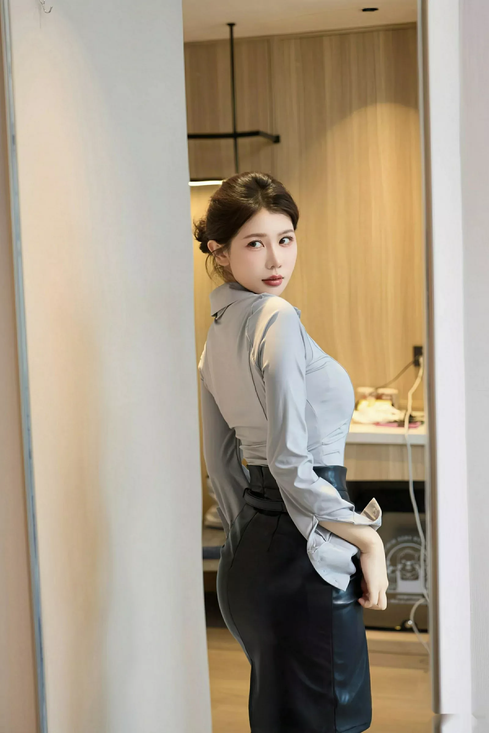 秀人集.com_[XiuRen秀人网]No.10604_模特尹甜甜性感衬衫配黑皮短裙露超薄黑丝秀完美身材诱惑写真80P