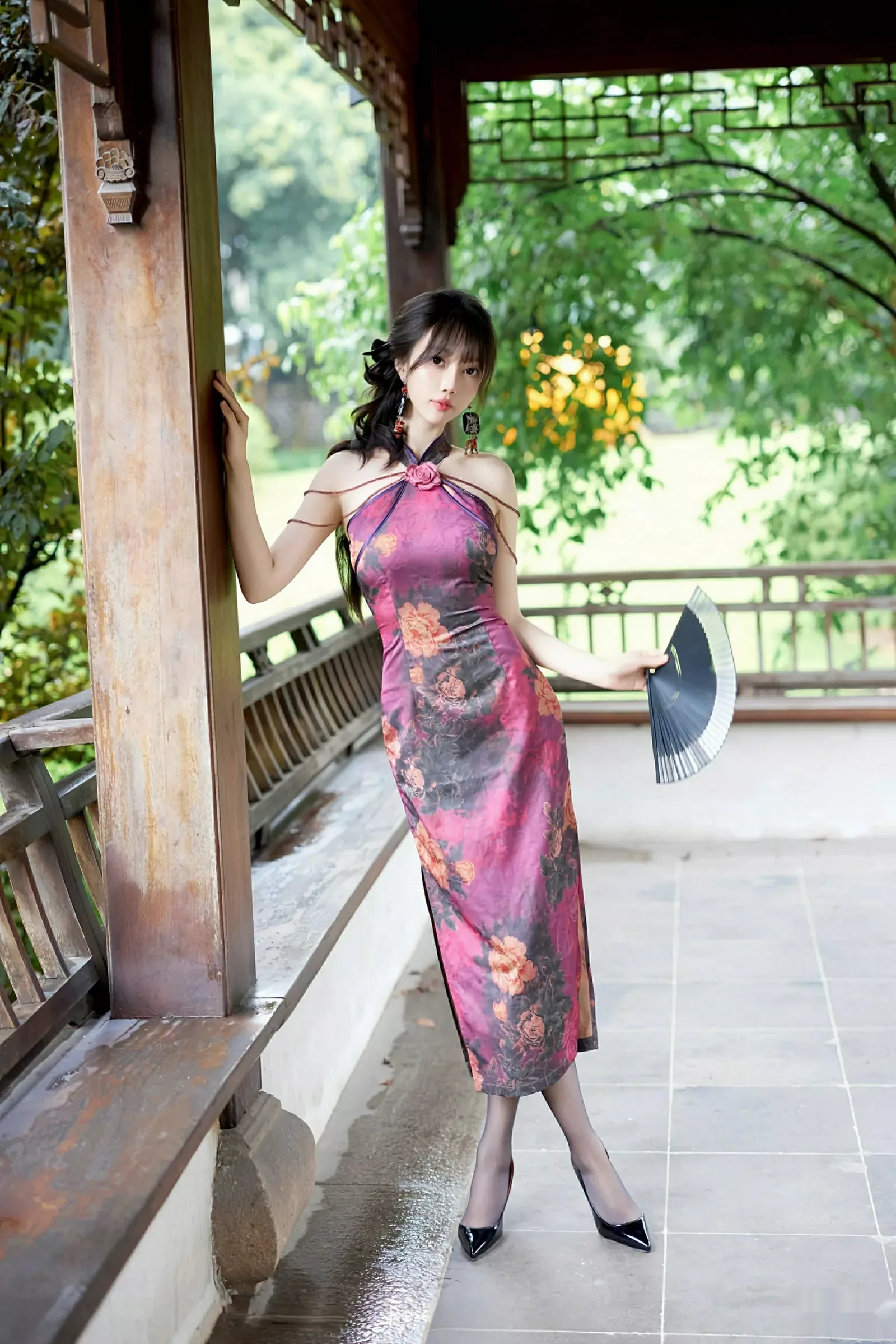 秀人集.com_[XiuRen秀人网]No.10593_模特玥儿玥er性感紫色旗袍服饰配黑丝吊袜秀完美身材诱惑写真64P