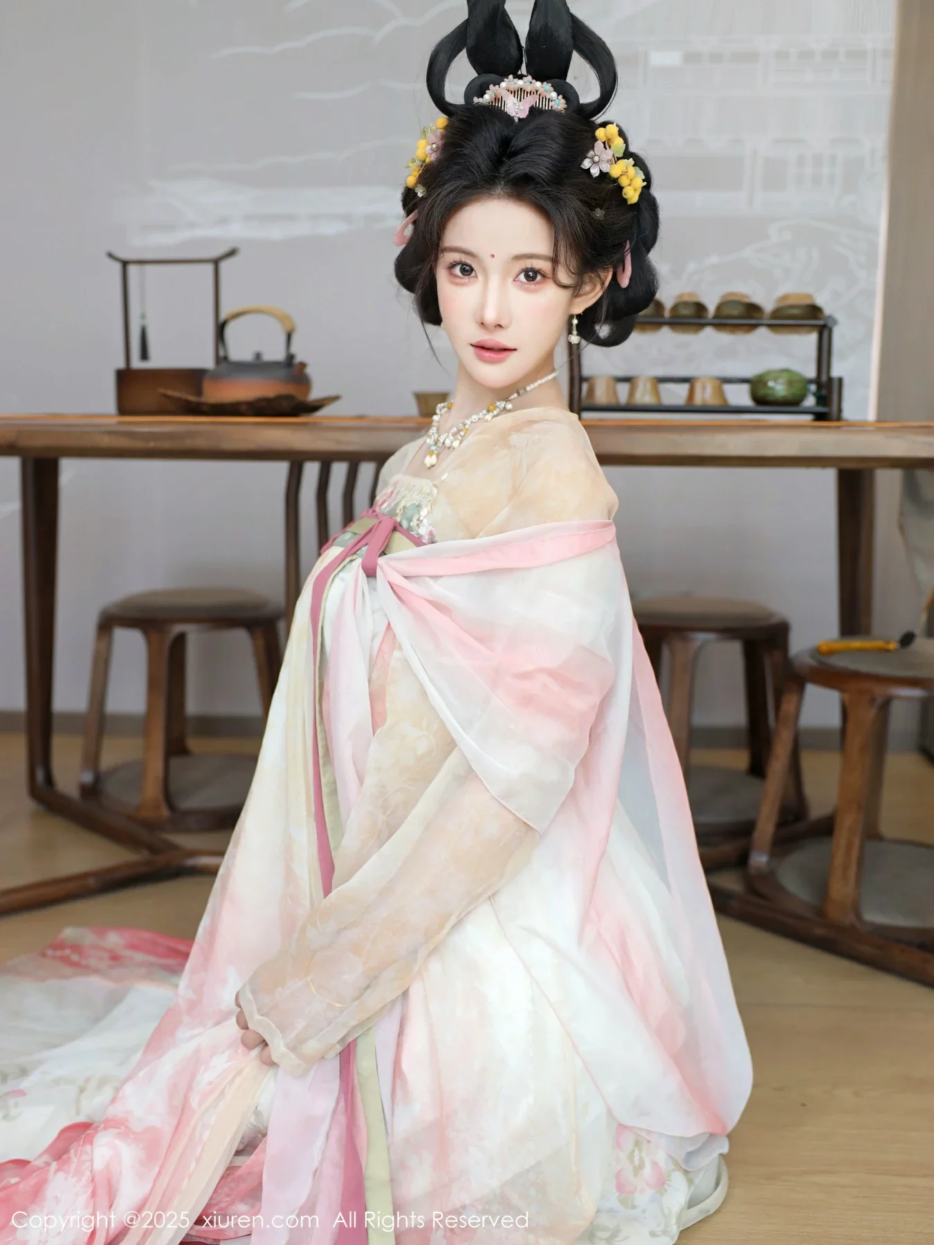 秀人集.com_[XiuRen秀人网]No.10645_模特梨霜儿古典主题性感浅色古装服饰秀丰腴身材迷人美腿写真82P