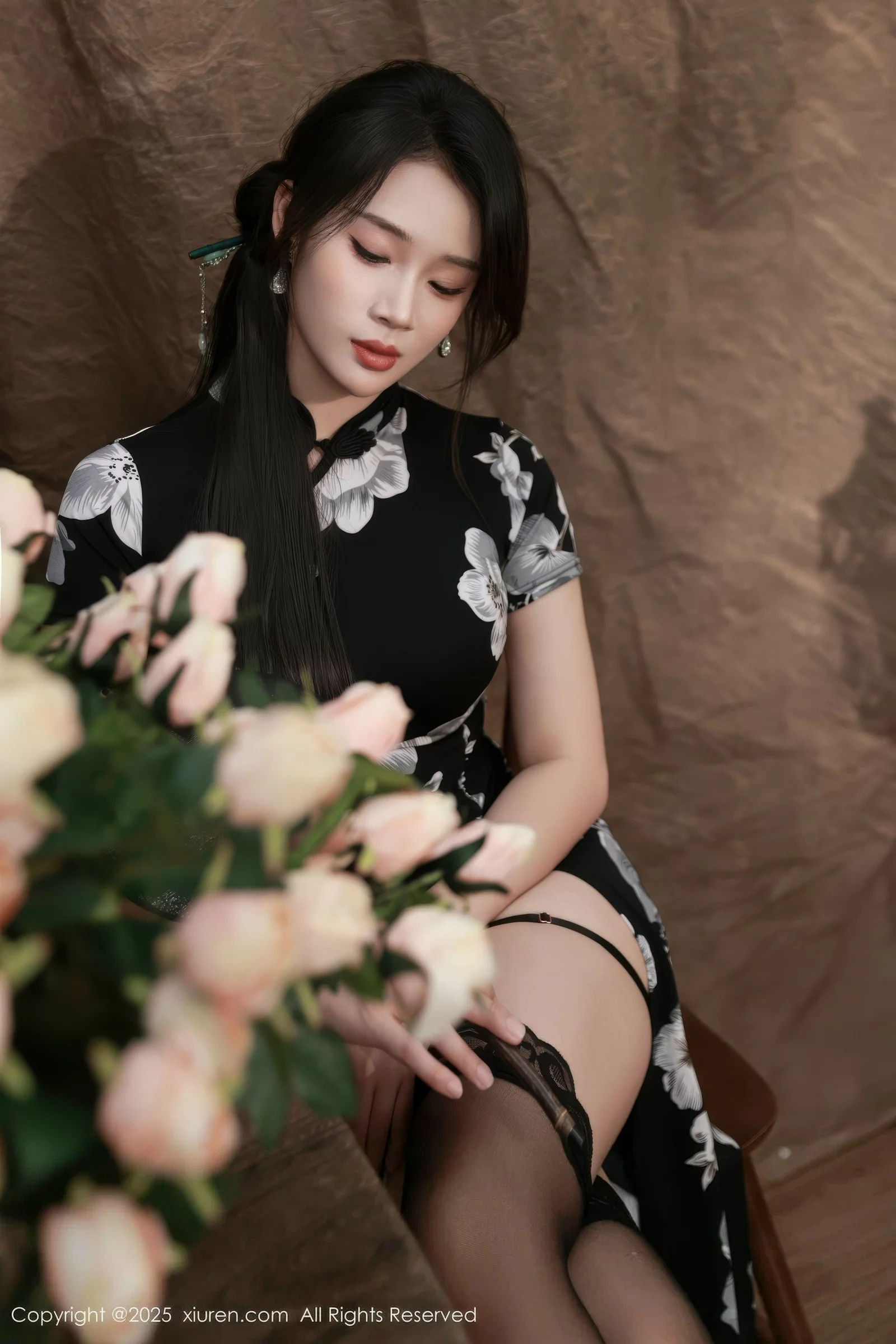 秀人集.com_[XiuRen秀人网]No.10655_模特南乔性感黑色旗袍露紫色情趣内衣配黑色丝袜秀美腿诱惑写真72P