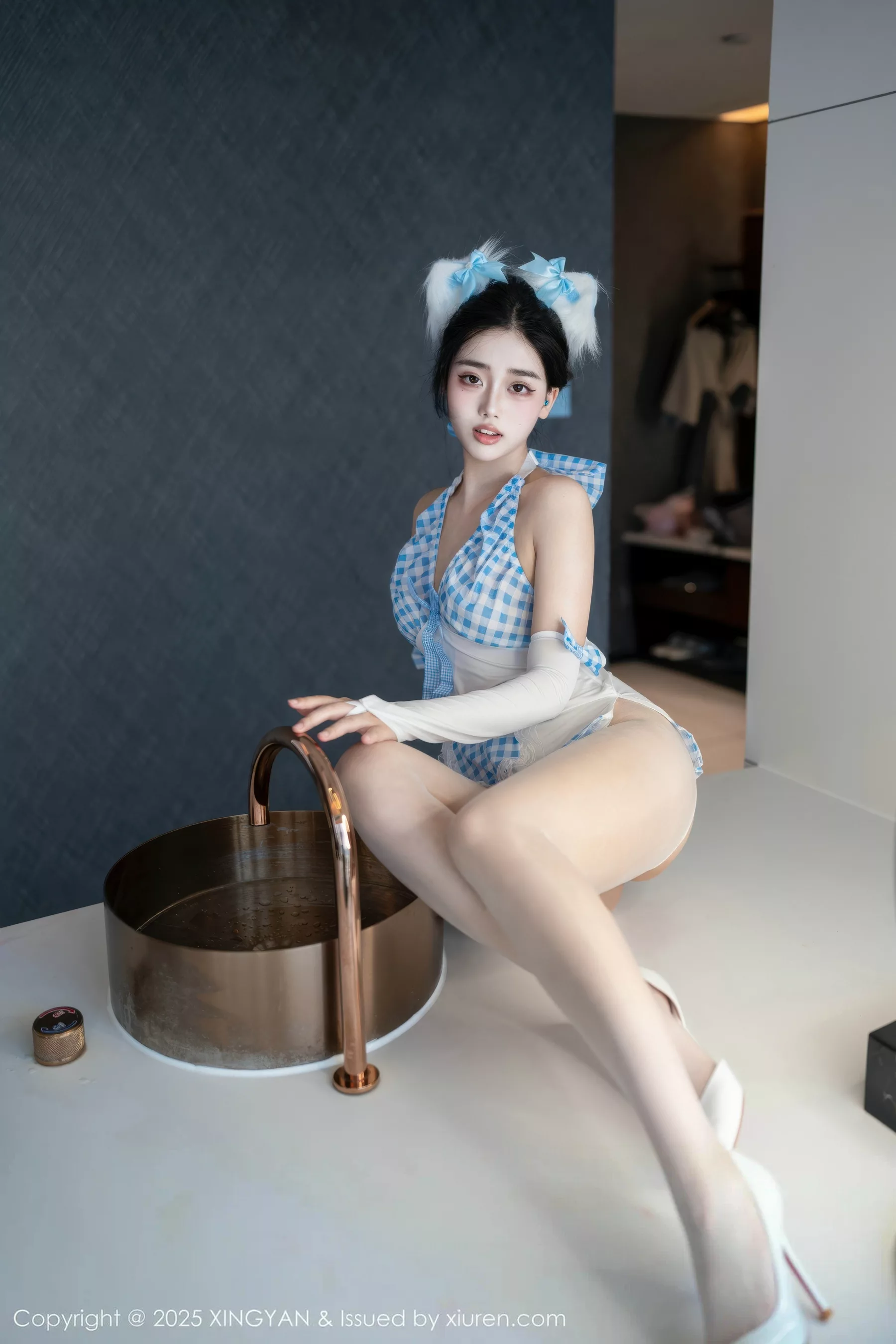 秀人集.com_[XINGYAN星颜社]VOL.399_模特阮福福性感蓝色格子裙配开档白丝秀曼妙身姿诱惑写真66P