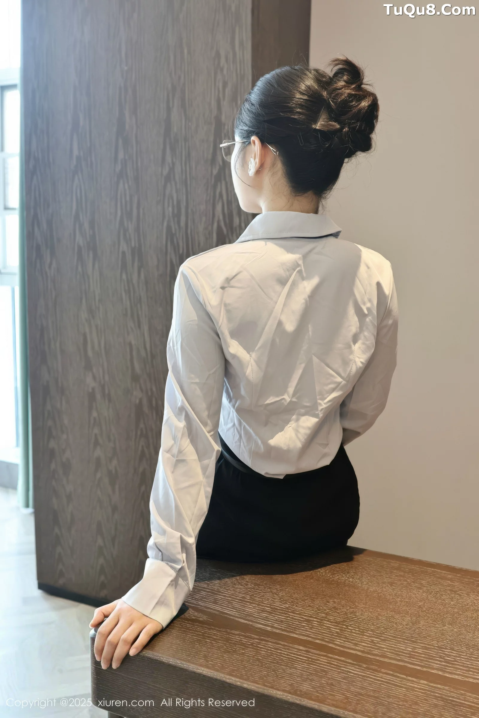 秀人集.com_[XiuRen秀人网]No.10674_模特糯梨子性感蓝色衬衫配黑短裙露超薄肉丝秀曼妙身姿诱惑写真60P