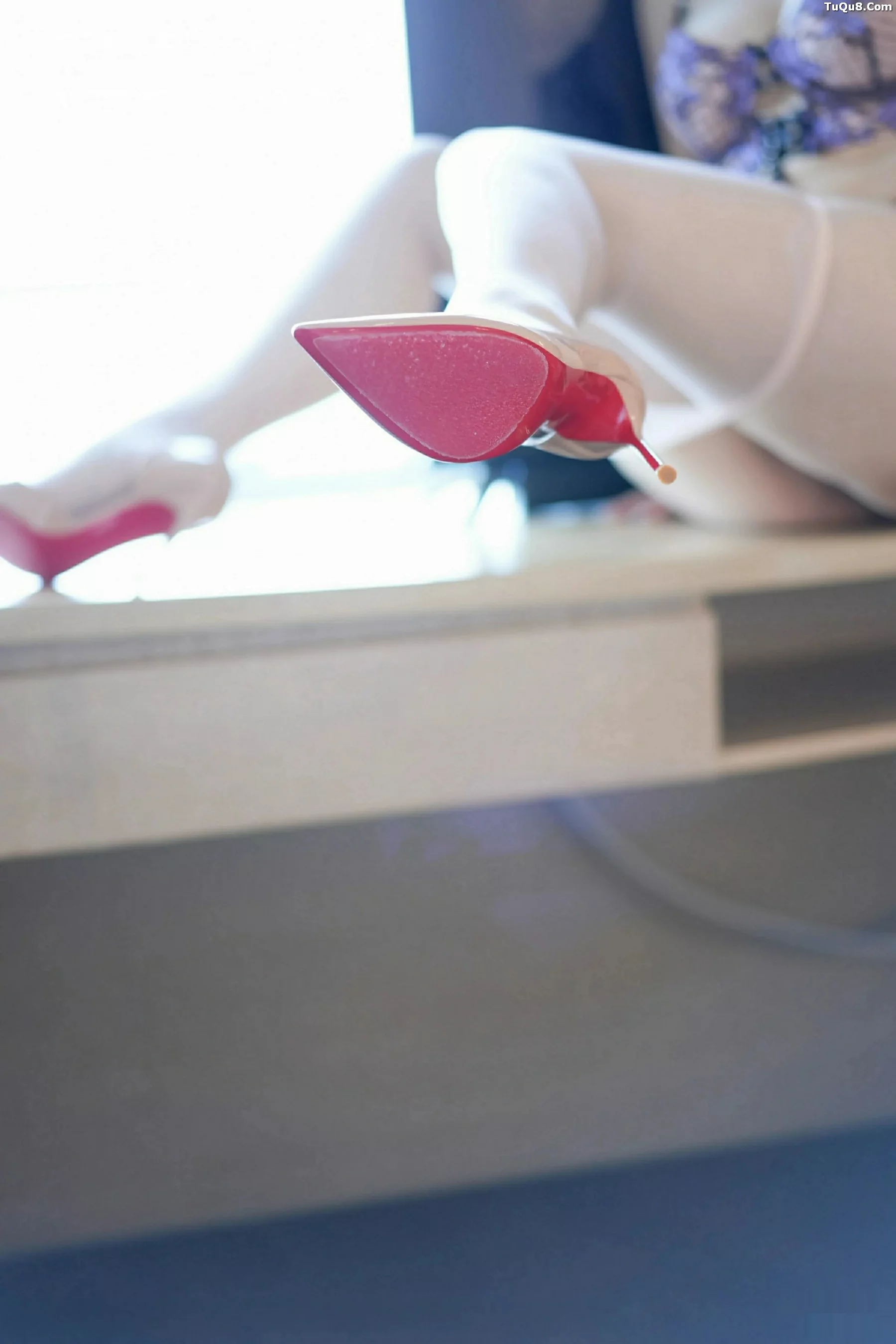 秀人集.com_[YouMi尤蜜荟]Vol.1169_模特凯竹Quinn黑色蕾丝波点短裙配白色丝袜秀丰腴身姿诱惑写真69P