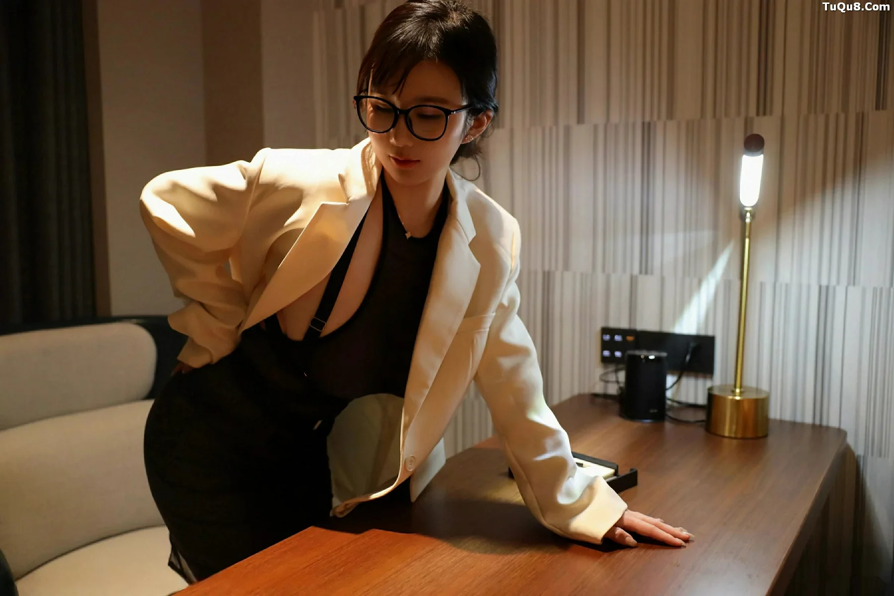 秀人集.com_[XiuRen秀人网]No.10805_模特小肉肉咪性感白色OL服饰配黑丝吊袜秀凹凸身材迷人诱惑写真72P