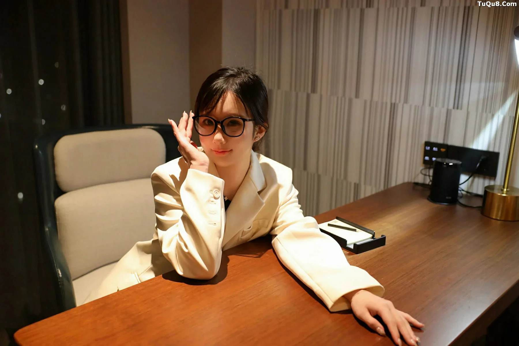 秀人集.com_[XiuRen秀人网]No.10805_模特小肉肉咪性感白色OL服饰配黑丝吊袜秀凹凸身材迷人诱惑写真72P