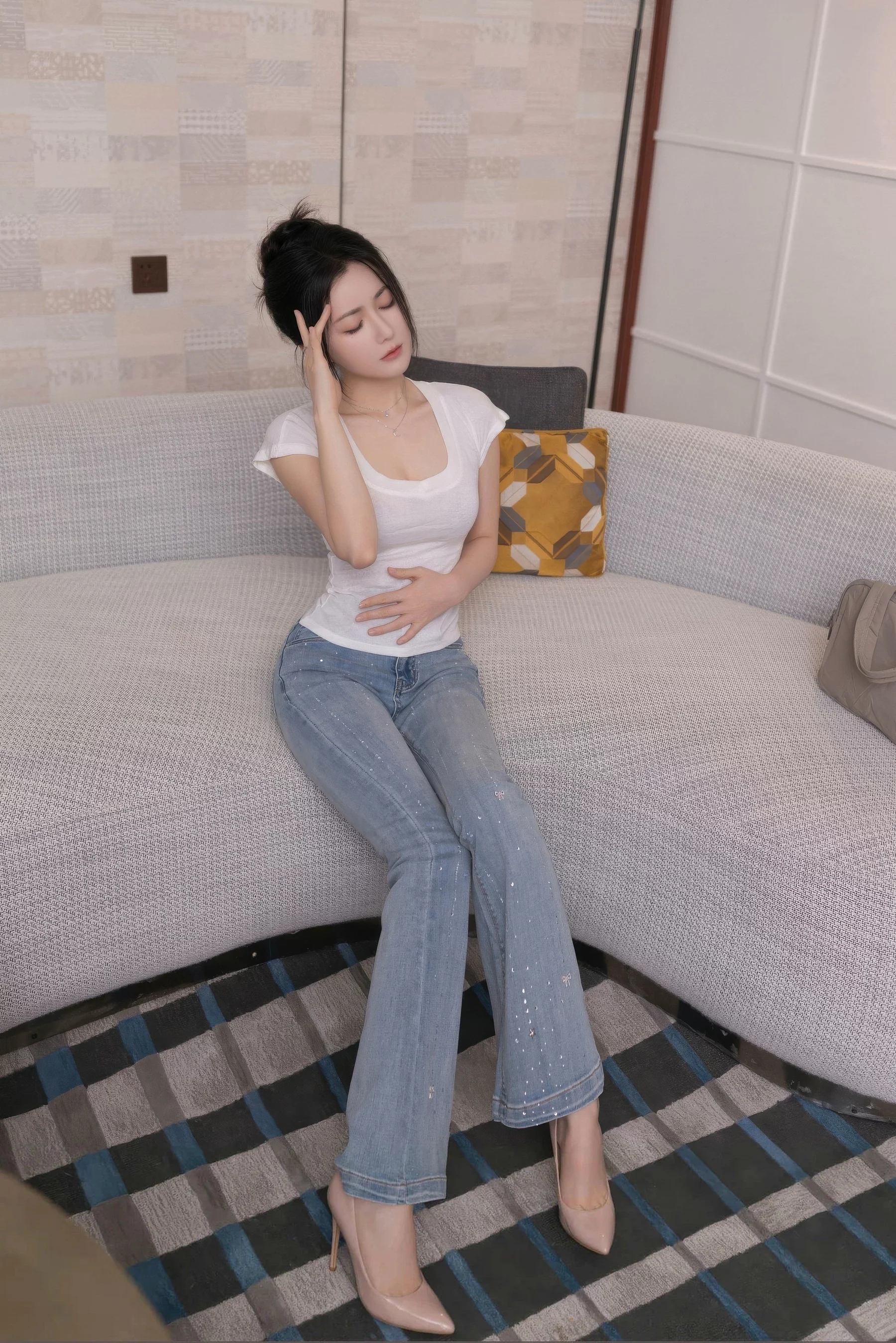 秀人集.com_[XiuRen秀人网]No.10858_模特鱼子酱Fish性感暖灰蕾丝内衣配超薄肉丝秀曼妙身材诱惑写真76P