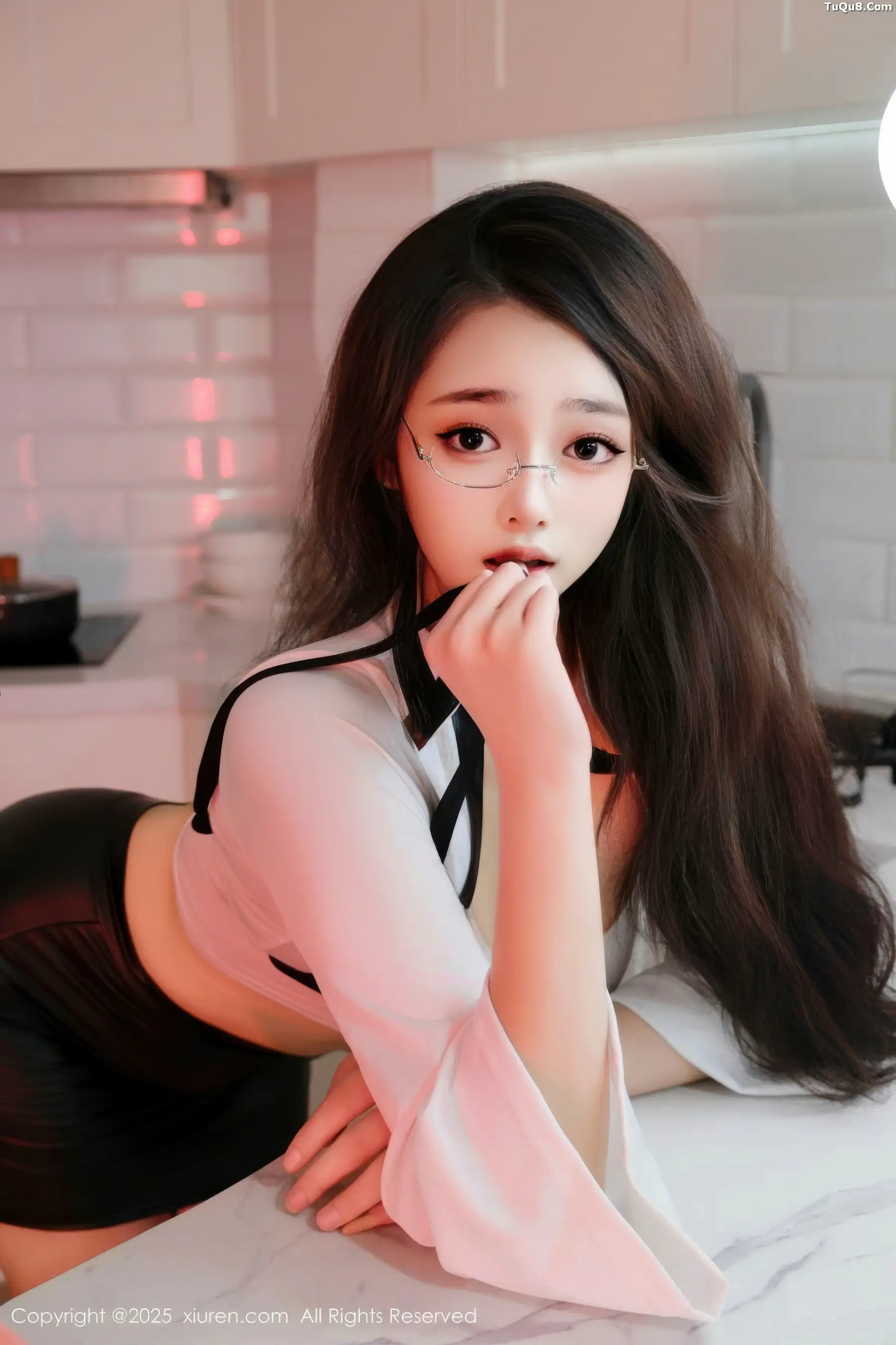 秀人集.com_[XiuRen秀人网]No.10993_新人模特福福_Thrive性感浅色T恤配黑短裙秀丰满身材诱惑写真80P