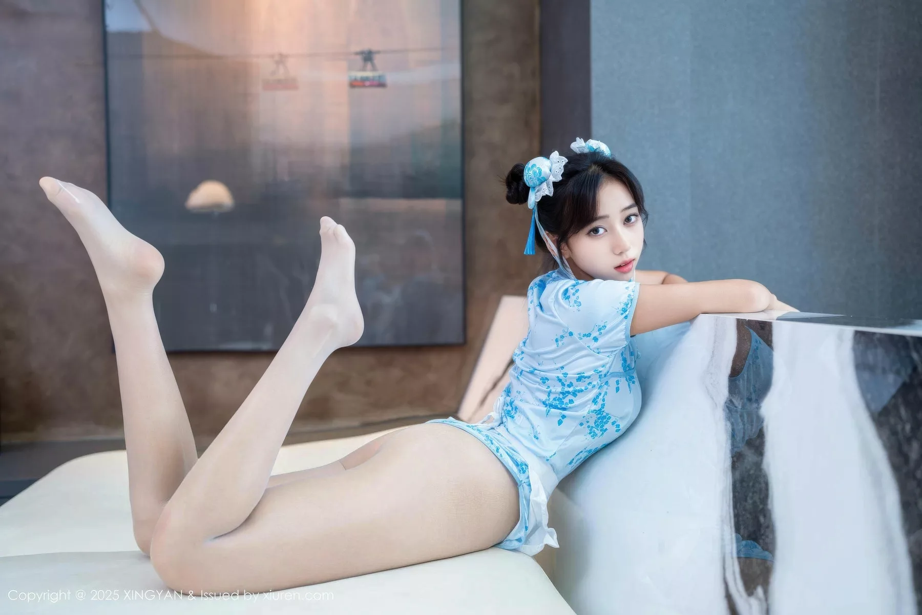 秀人集.com_[XINGYAN星颜社]VOL.414_模特时安安性感蓝色短旗袍配白色丝袜秀柔美身材撩人诱惑写真71P