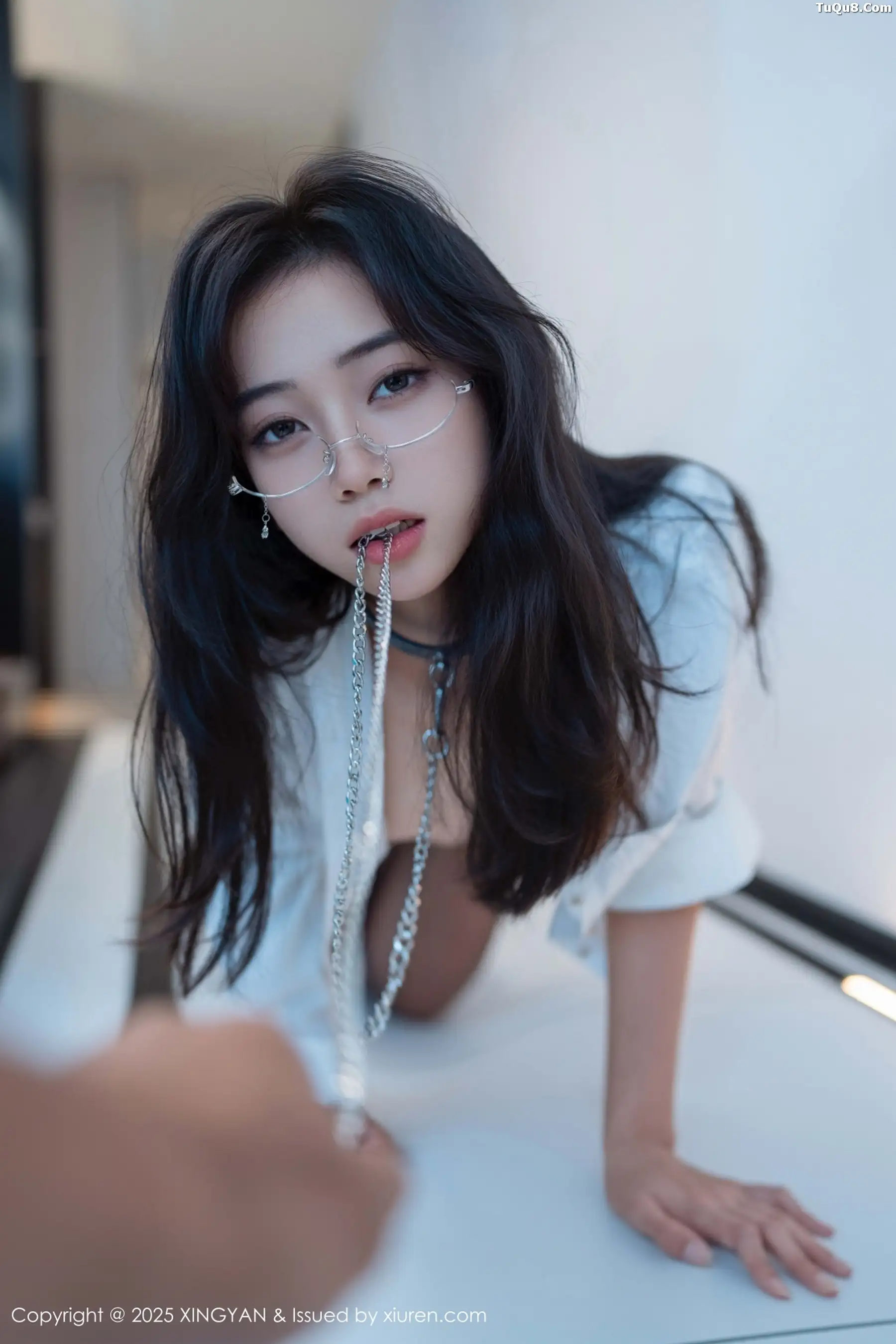 秀人集.com_[XINGYAN星颜社]VOL.439_模特时安安性感白衬衫配黑短裙露超薄黑丝秀柔美身材诱惑写真80P